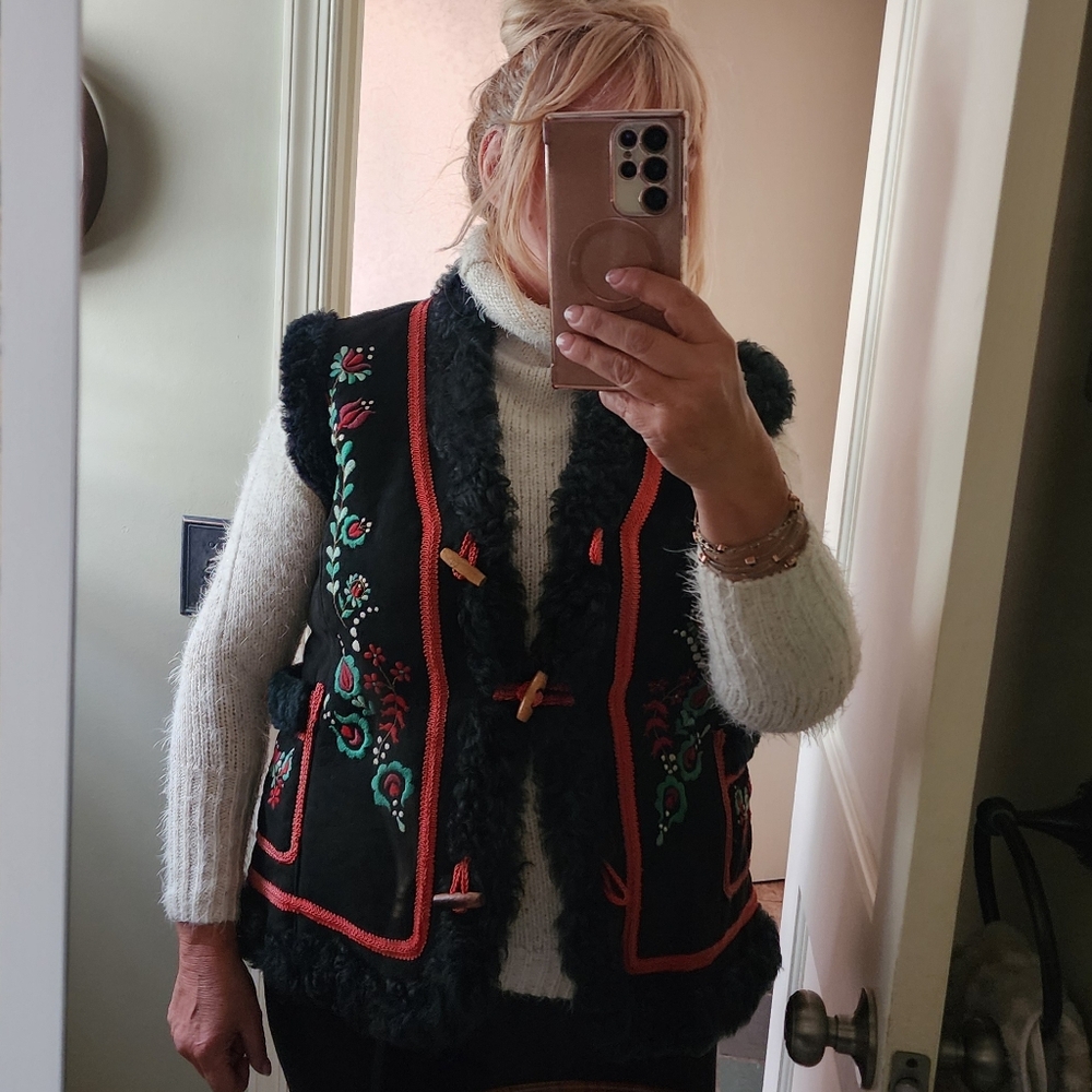 Embroidered Leather Suede Black Vest with Handcrafted by craftsmen..No Tag - Picture 4 of 9